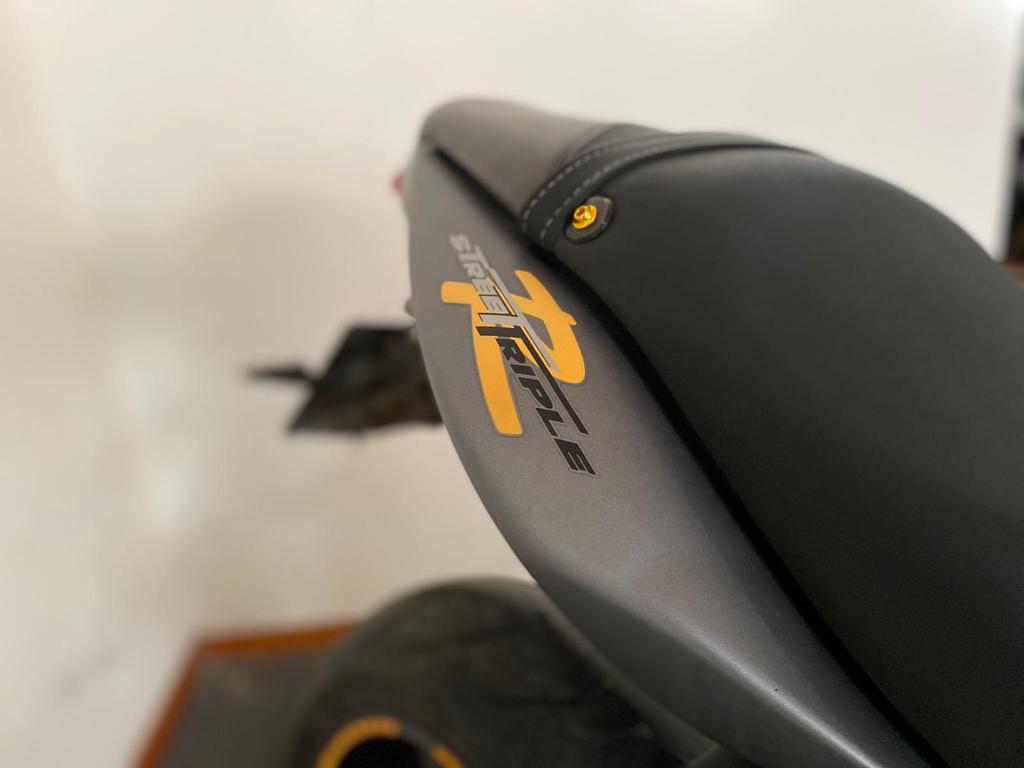STREET TRIPLE 675