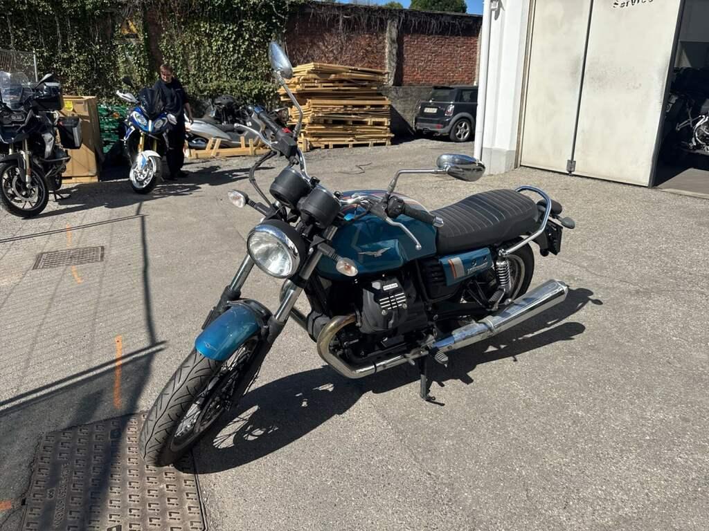 V7 750