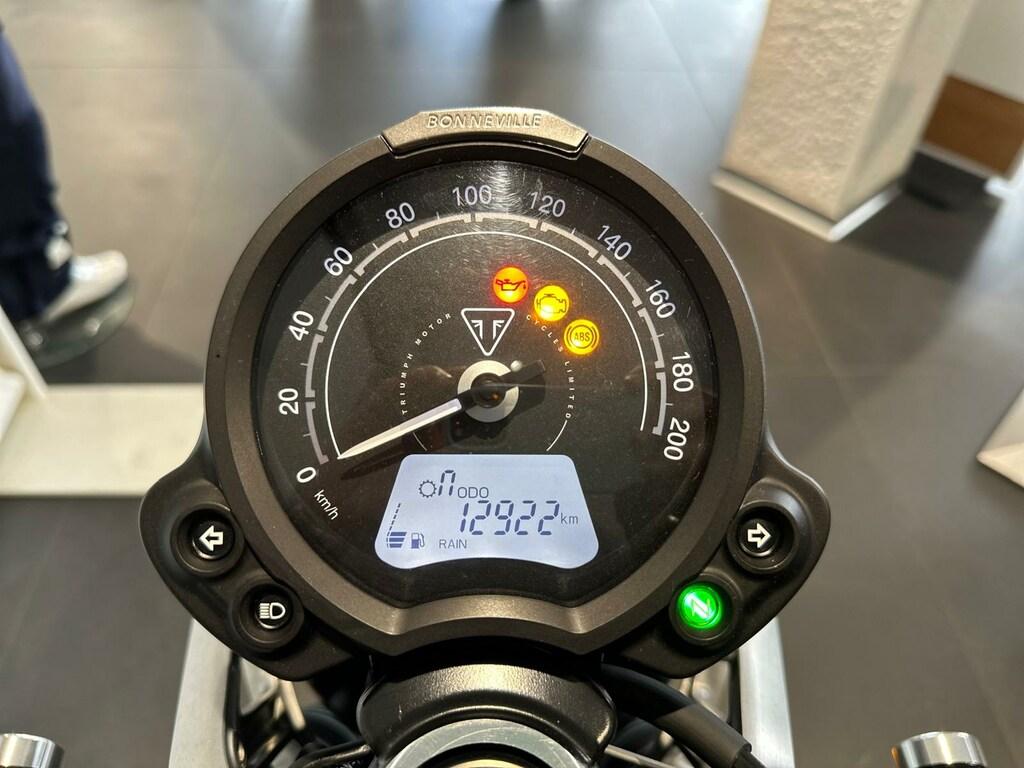 STREET TWIN 900