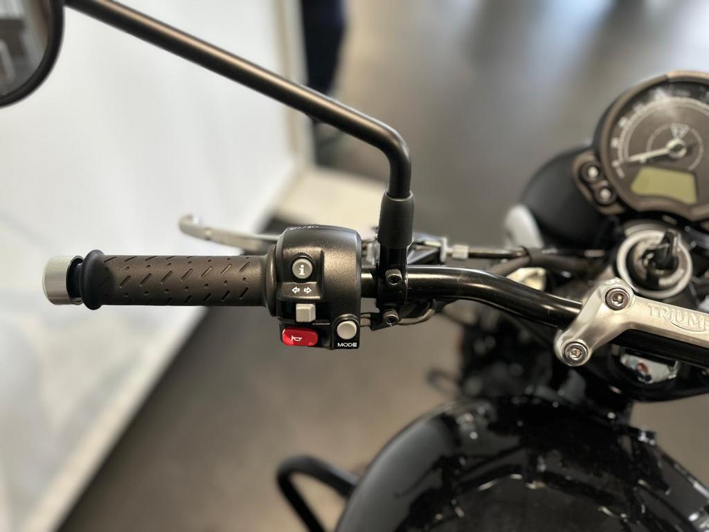 STREET TWIN 900