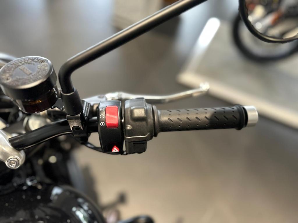 STREET TWIN 900