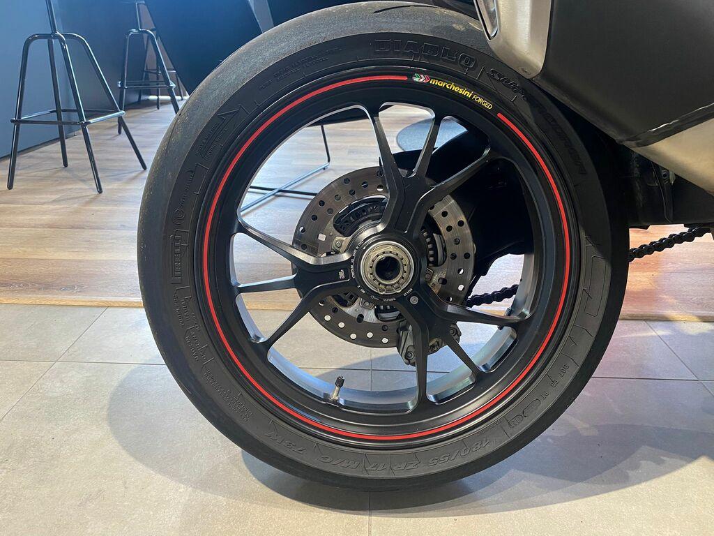 HYPERMOTARD 821
