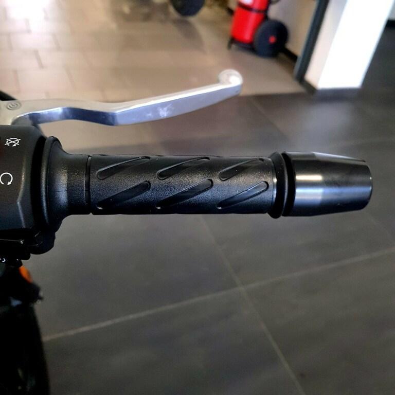 V7 850