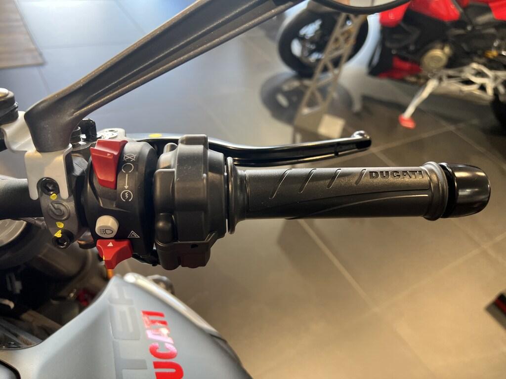 MONSTER 950