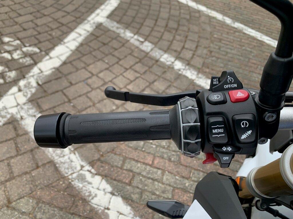 F 900 R