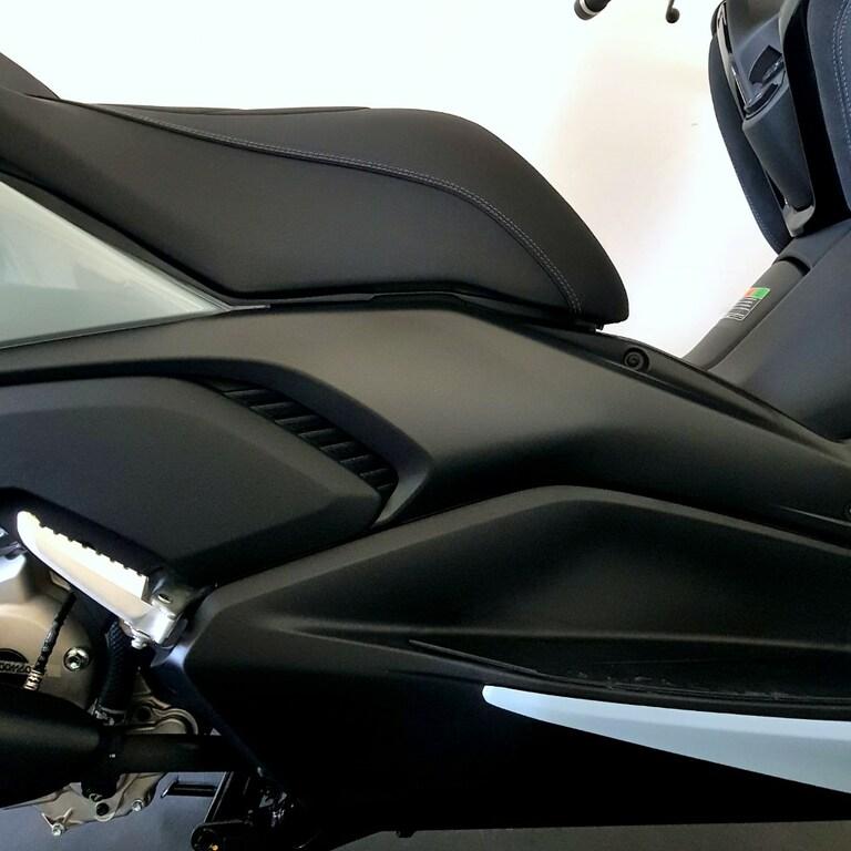 X-MAX 300