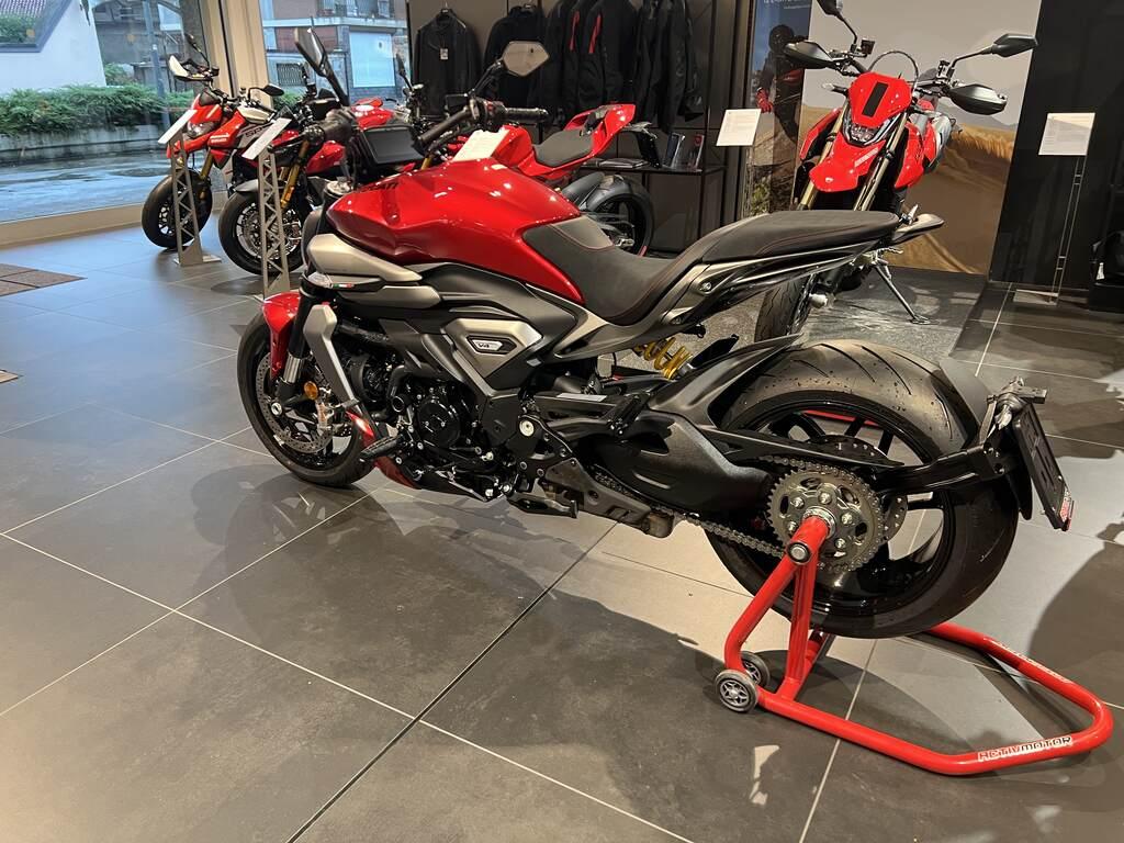DIAVEL V4