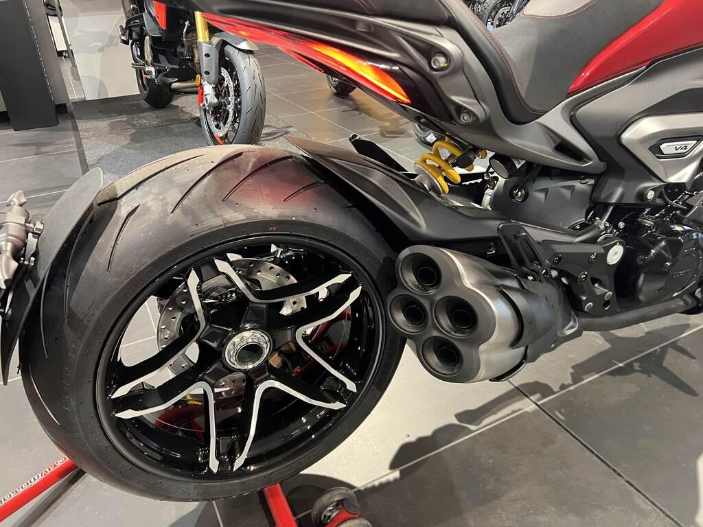 DIAVEL V4