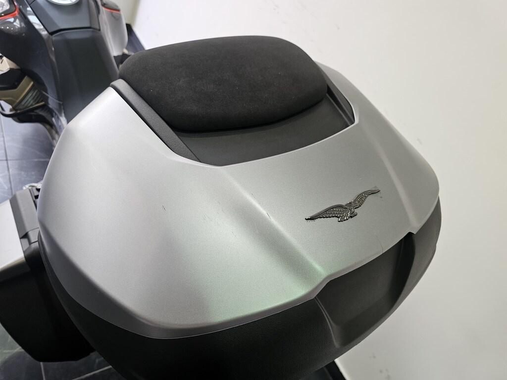 V100