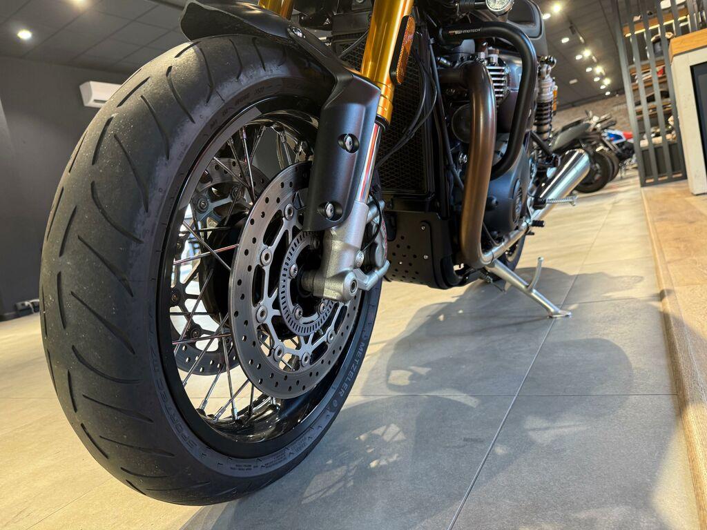 THRUXTON 1200