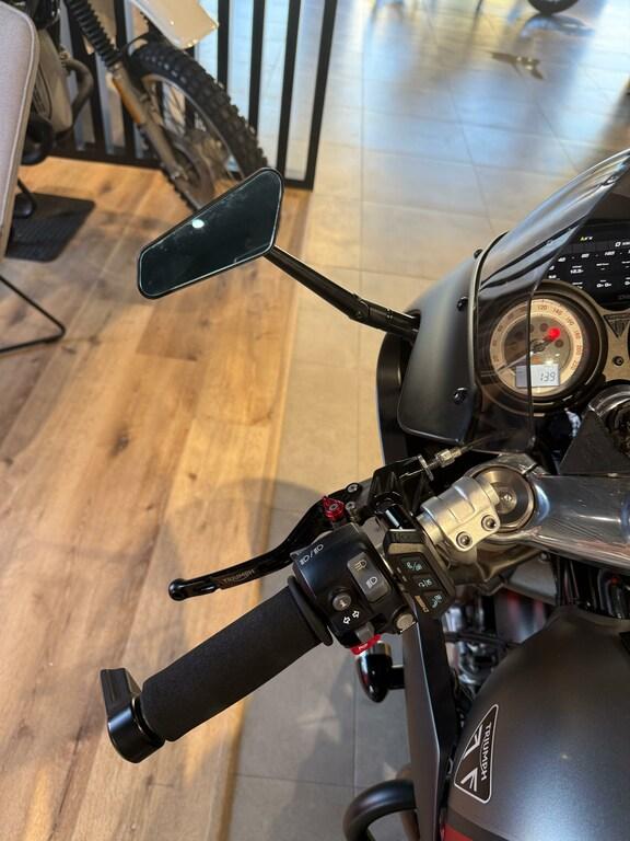 THRUXTON 1200