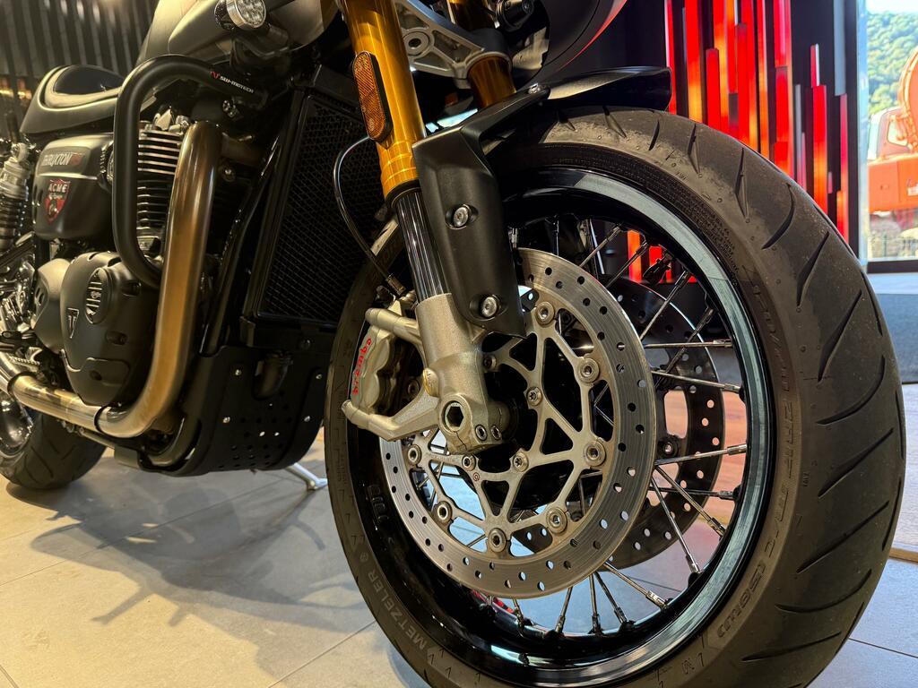 THRUXTON 1200