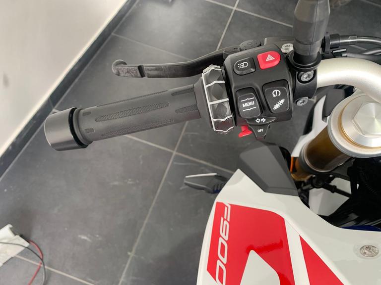 F 900 R