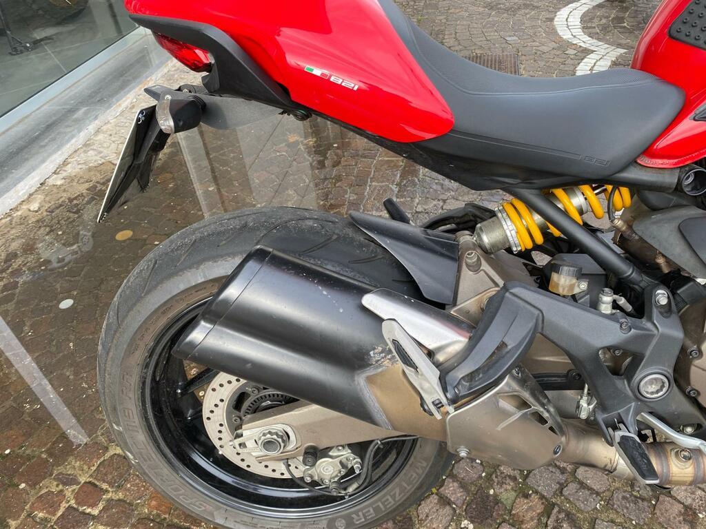 MONSTER 821