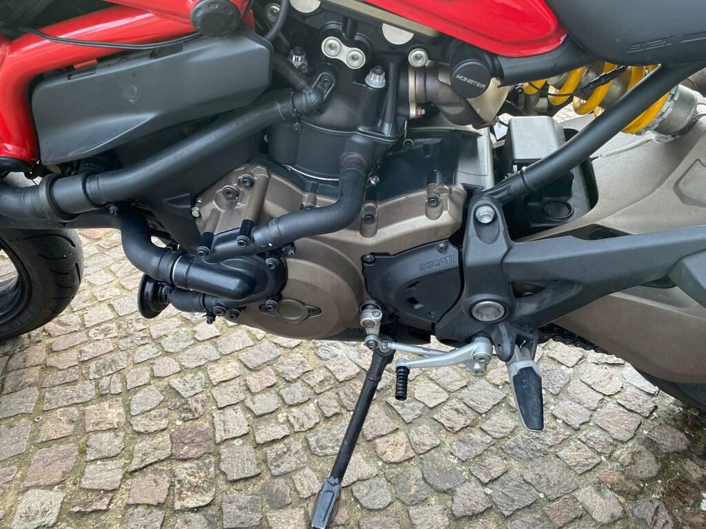 MONSTER 821