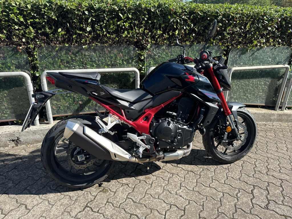 HORNET 750