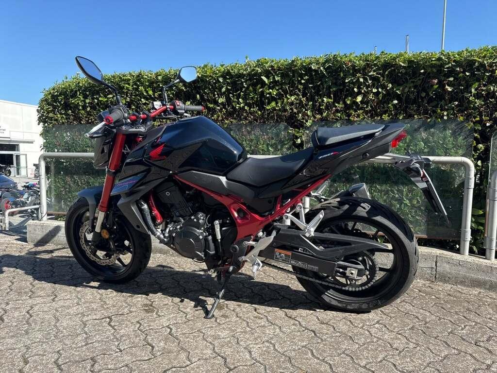HORNET 750
