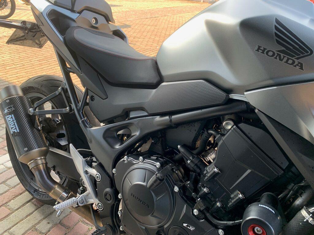 HORNET 750