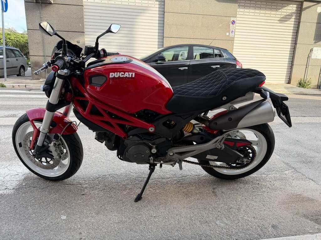 MONSTER 696