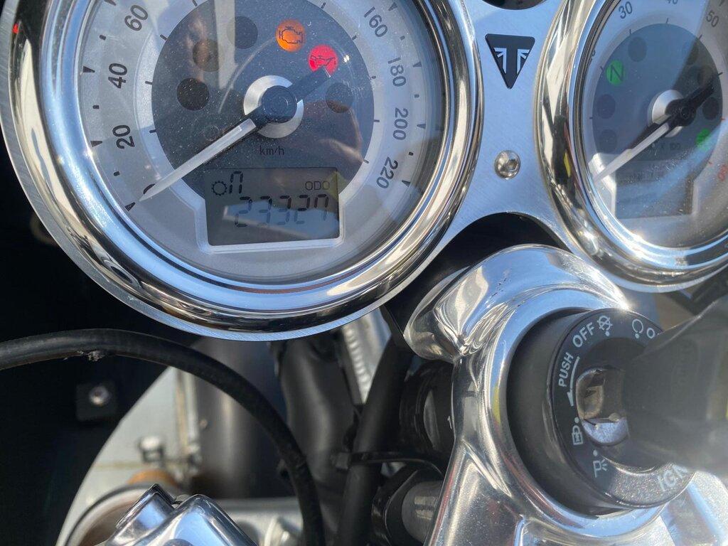 THRUXTON 1200