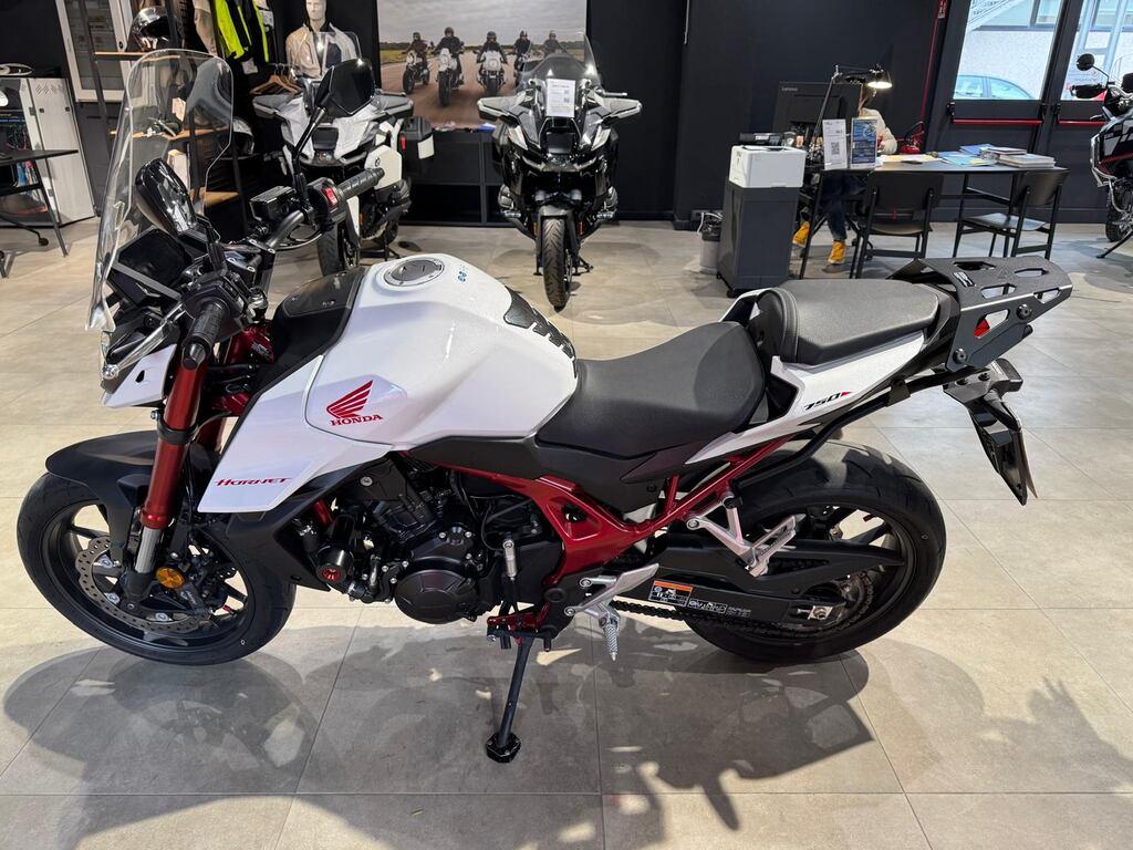 HORNET 750