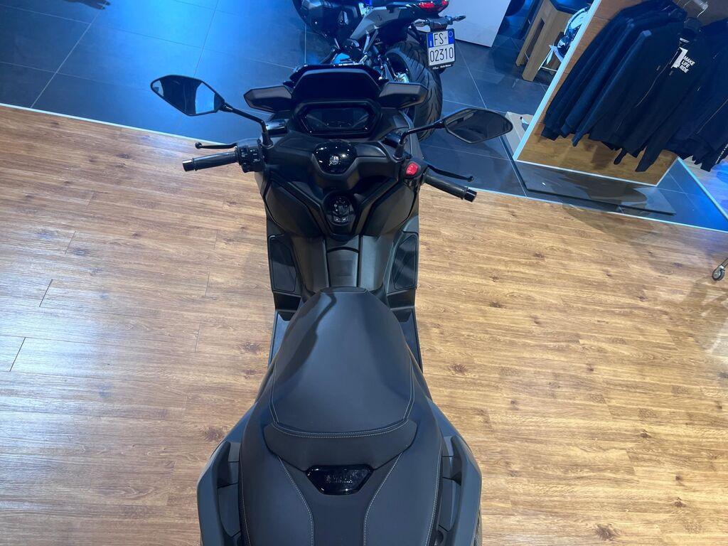 X-MAX 300