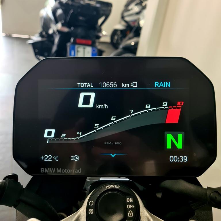 F 900 R