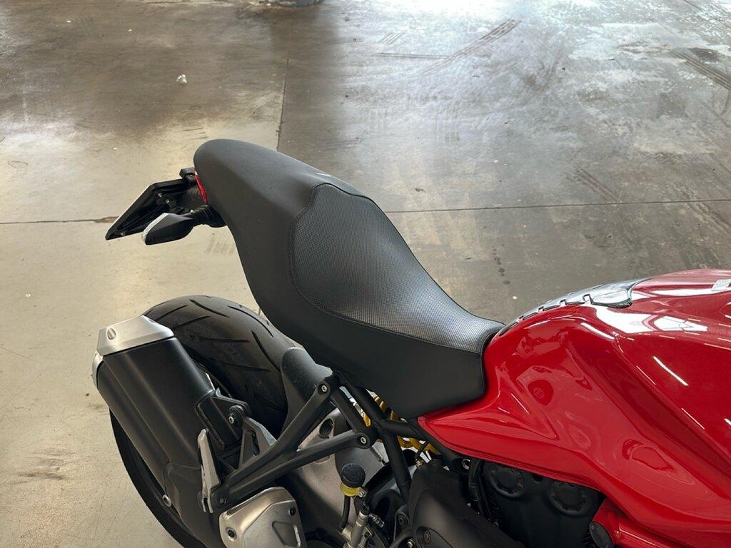 MONSTER 821