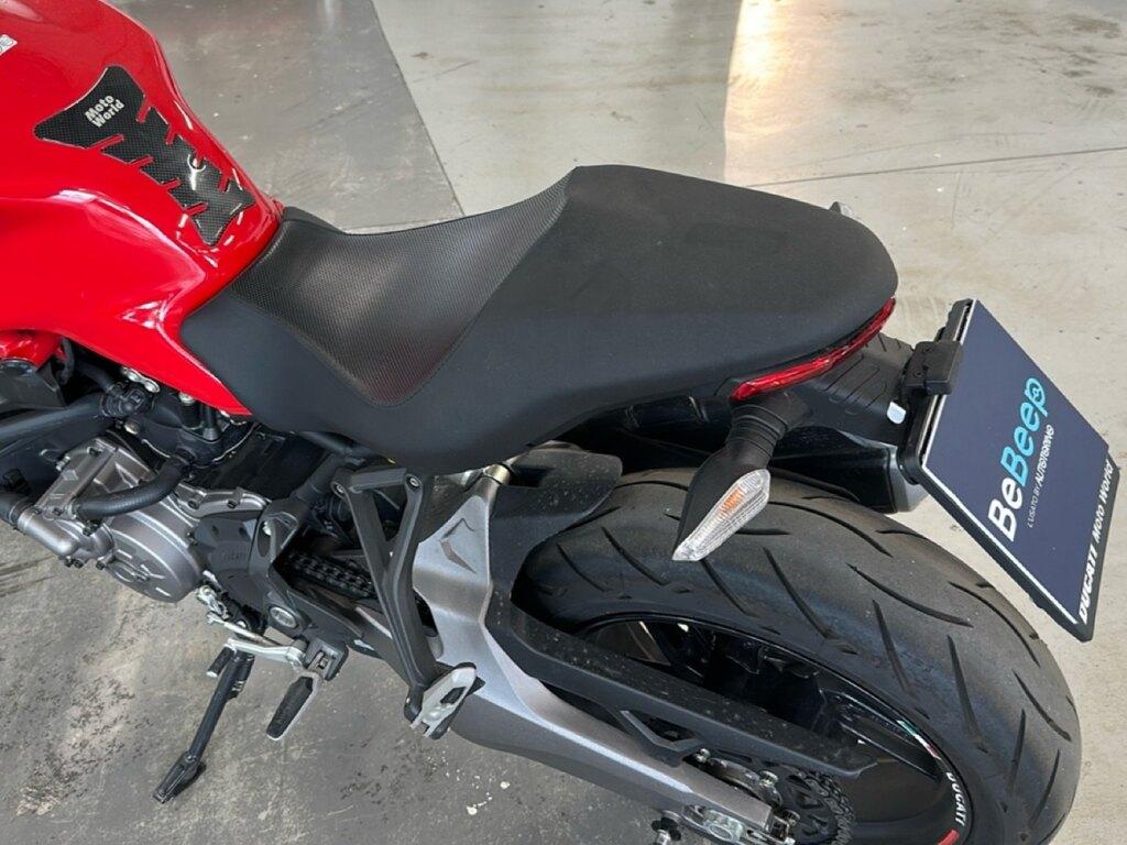 MONSTER 821