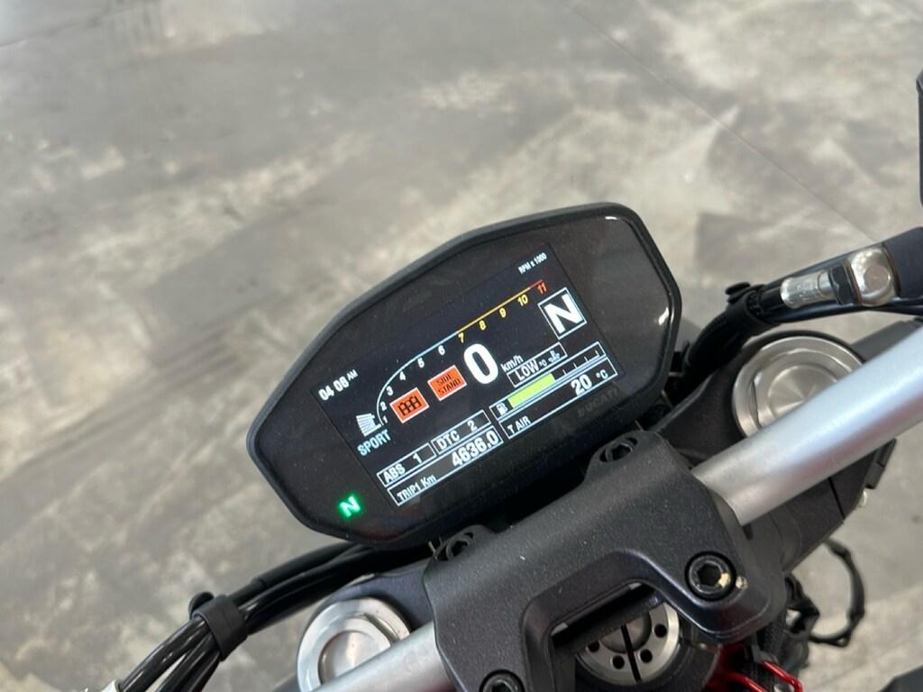 MONSTER 821