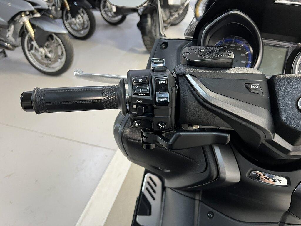 T-MAX 560