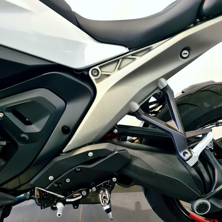 R 1300 R