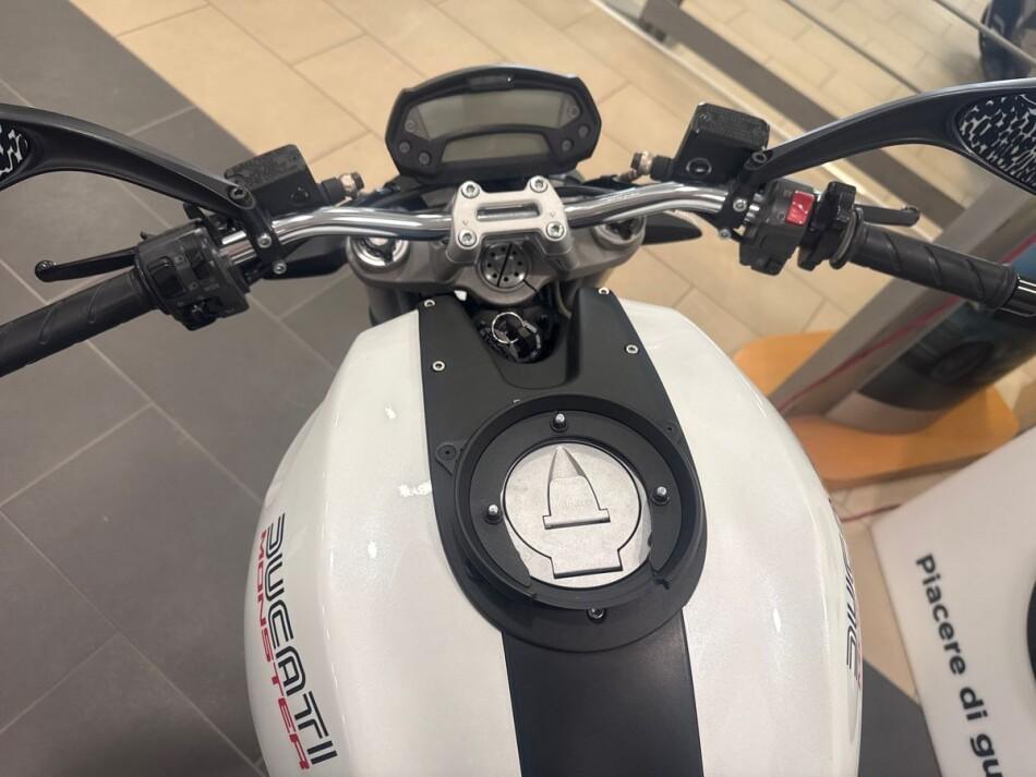 MONSTER 696