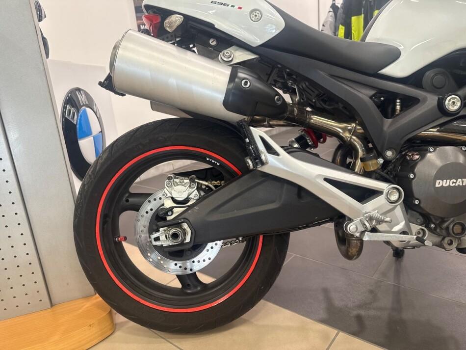 MONSTER 696