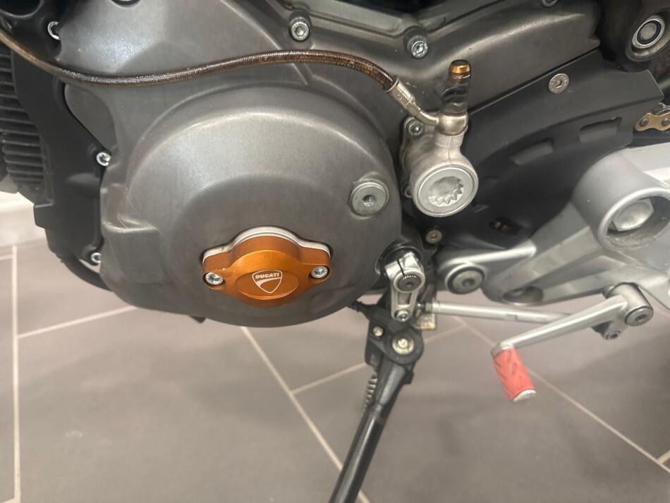 MONSTER 696
