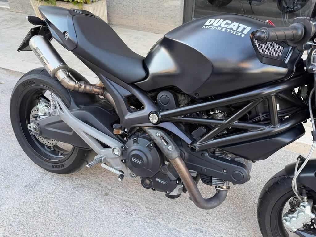 MONSTER 696