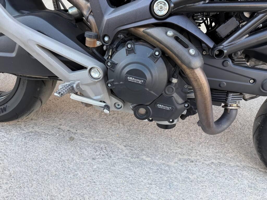 MONSTER 696