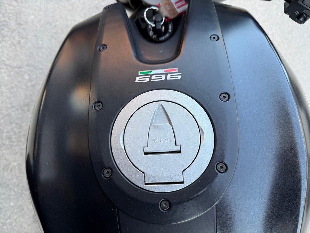 MONSTER 696