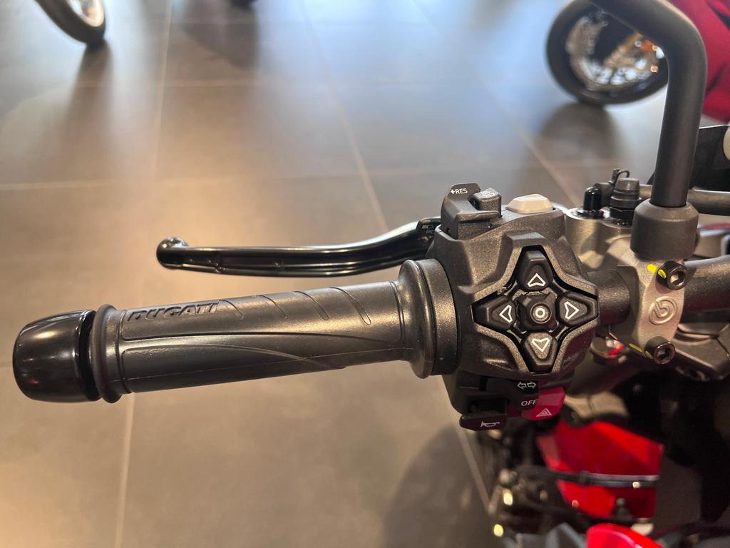 MONSTER V2 890
