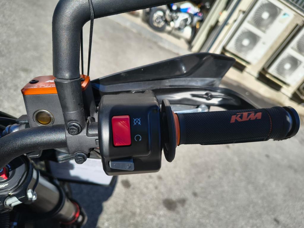 690 SUPERMOTO