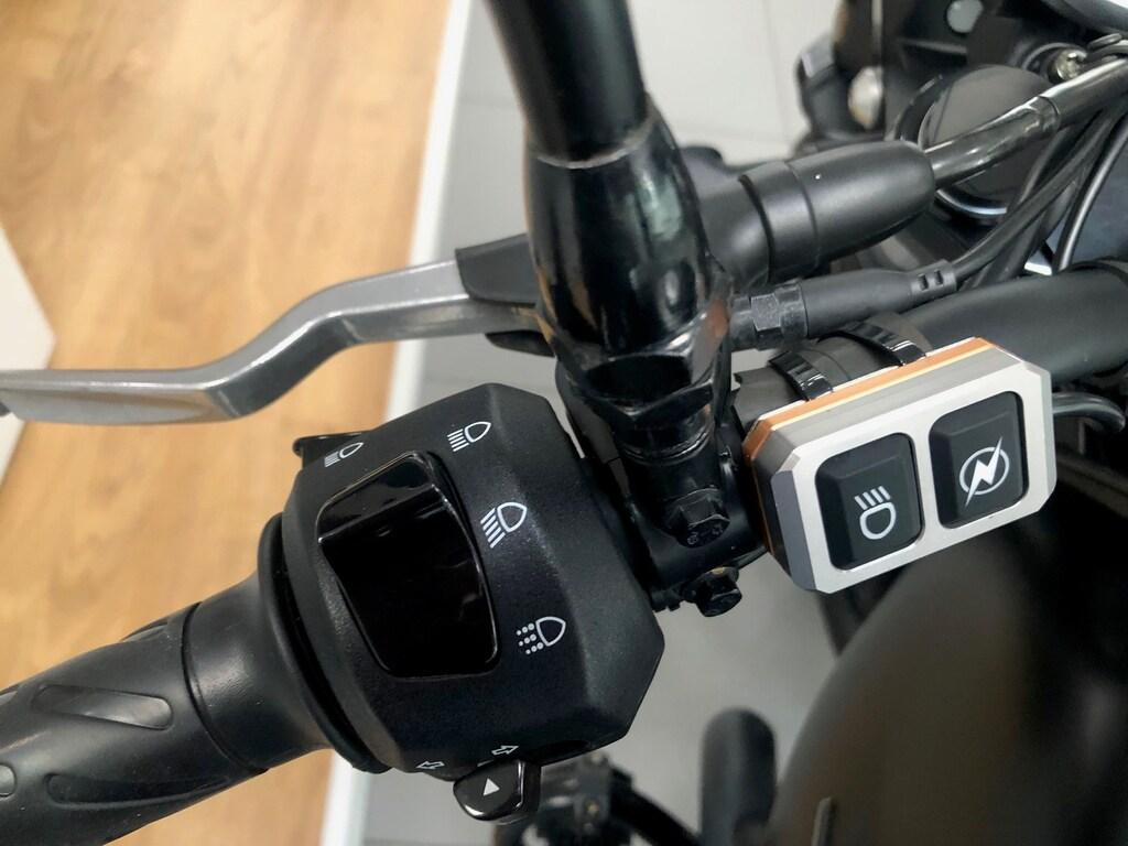 V7 850