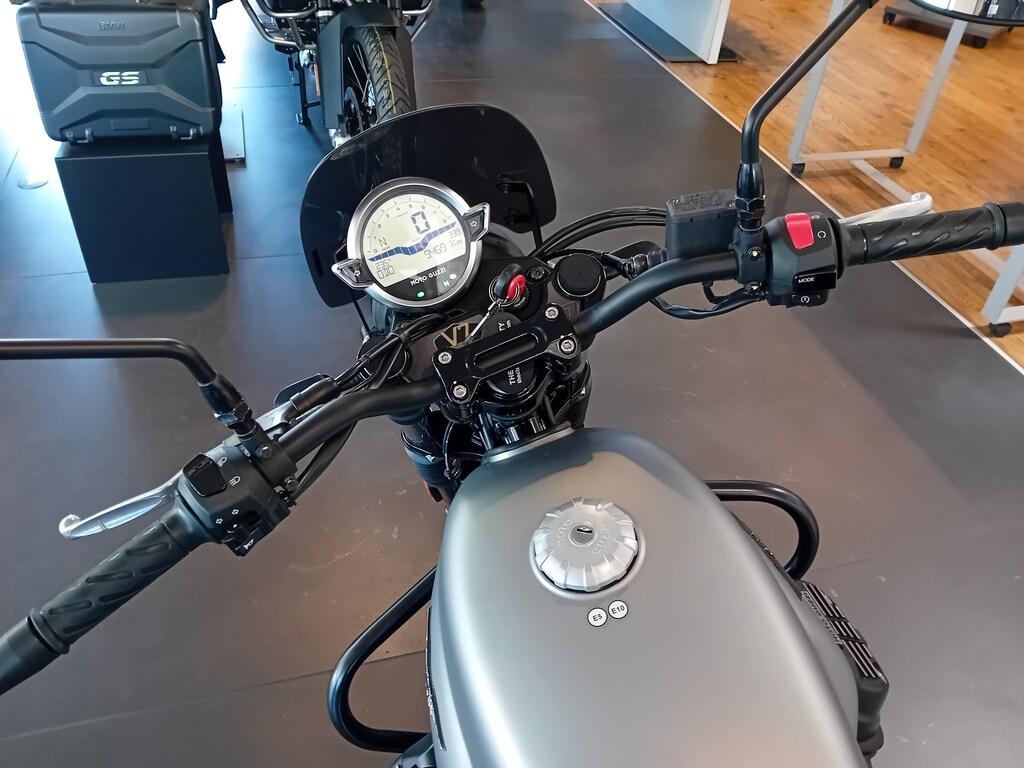 V7 850