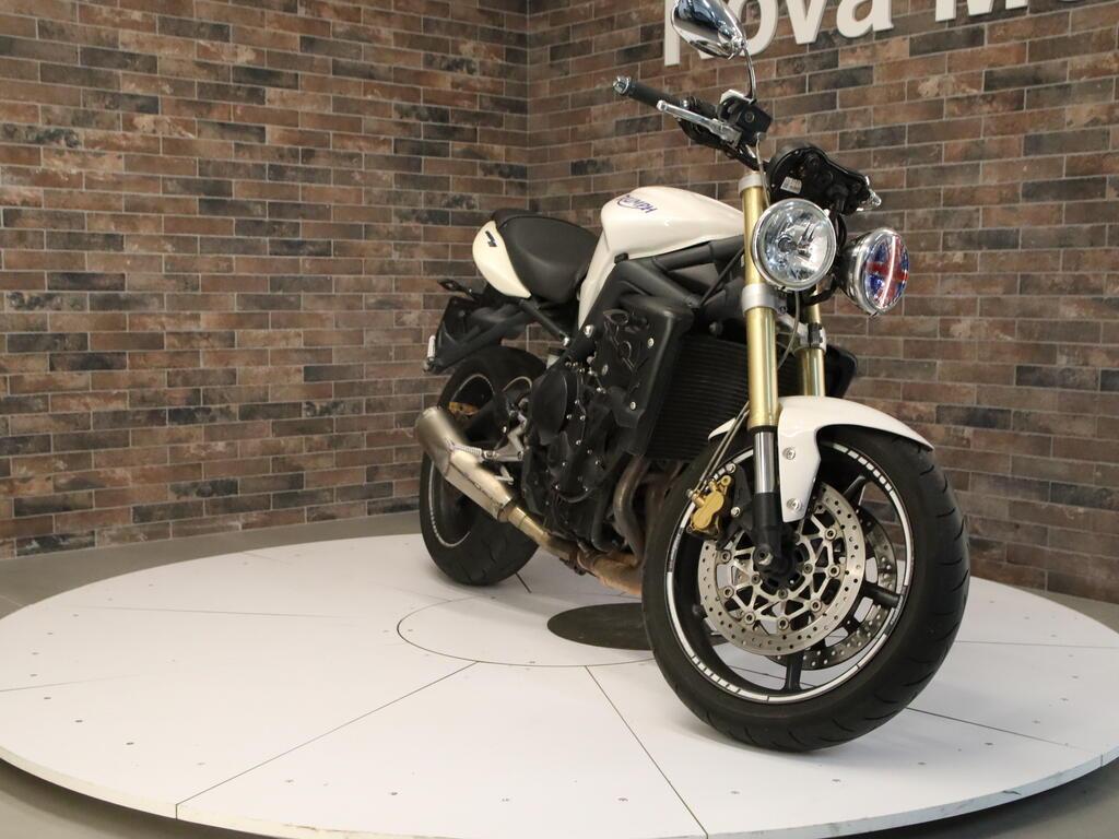 STREET TRIPLE 675