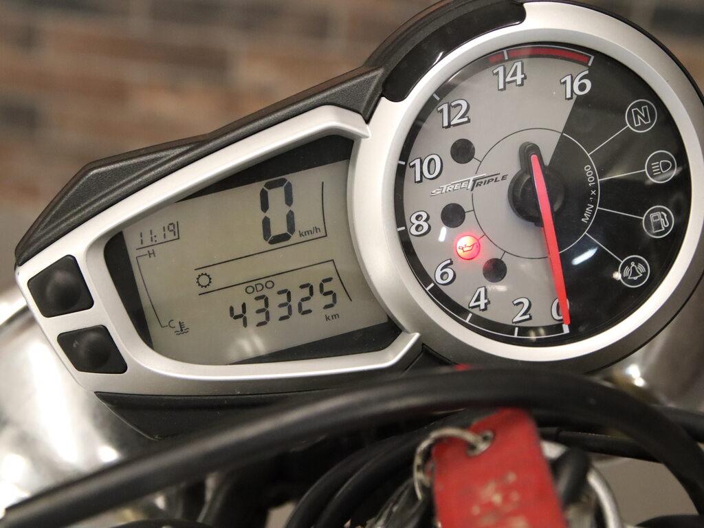 STREET TRIPLE 675