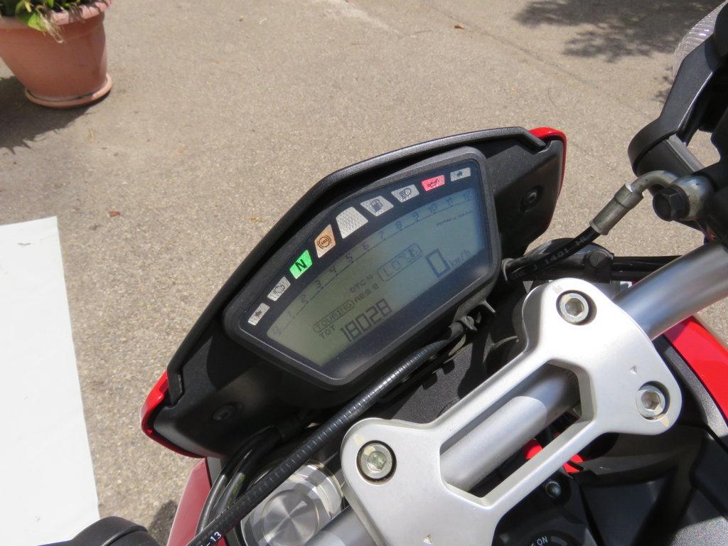 HYPERMOTARD 821