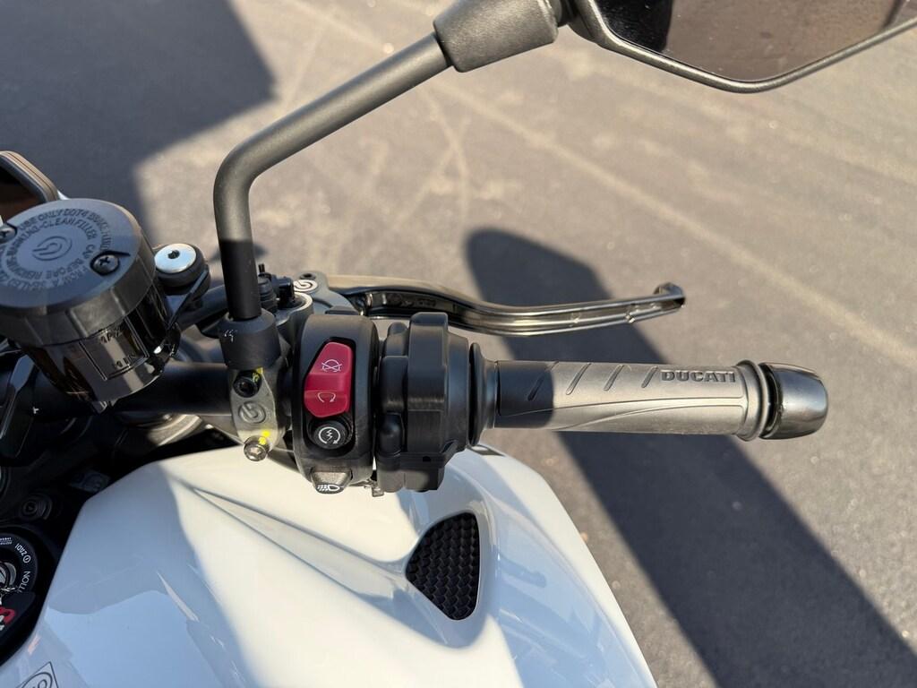 MONSTER V2 890