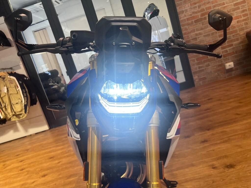 F 900 R