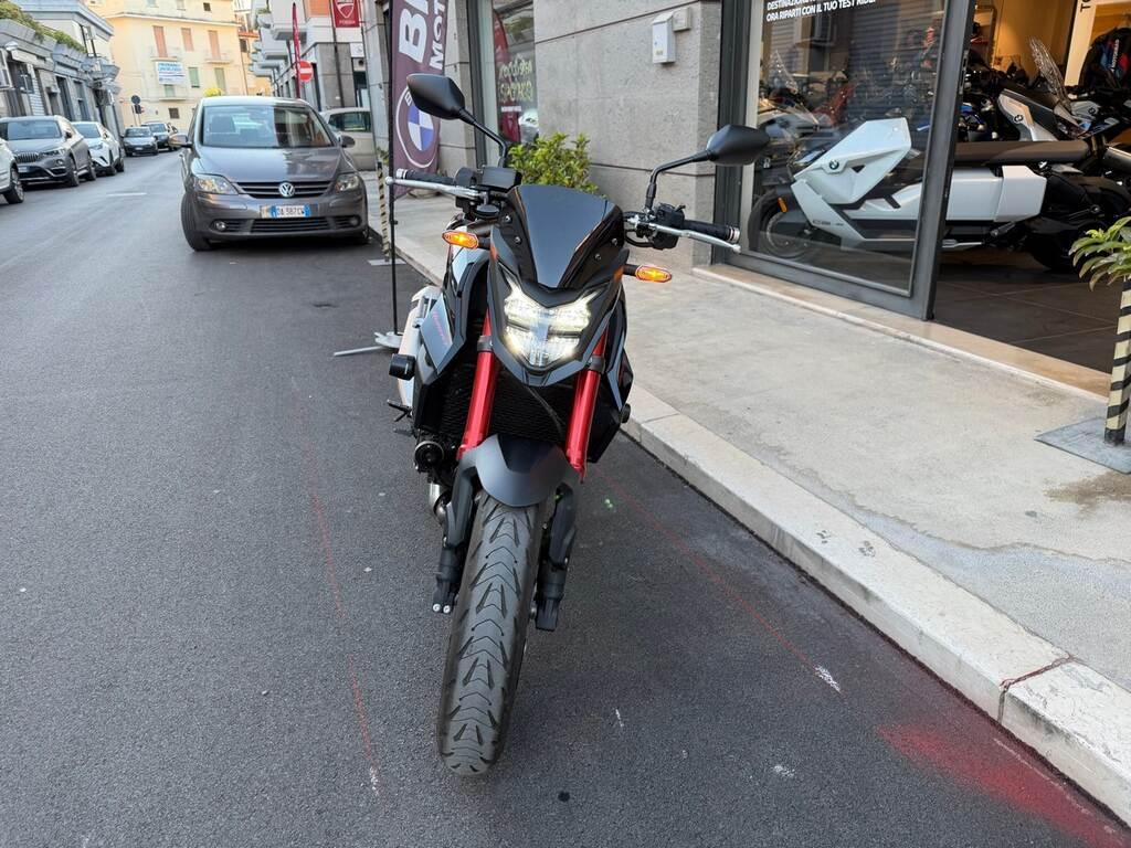 HORNET 750