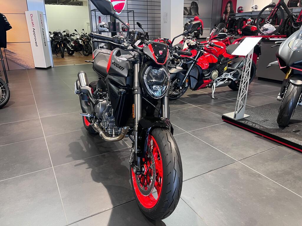 MONSTER V2 890