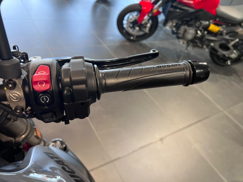 MONSTER V2 890